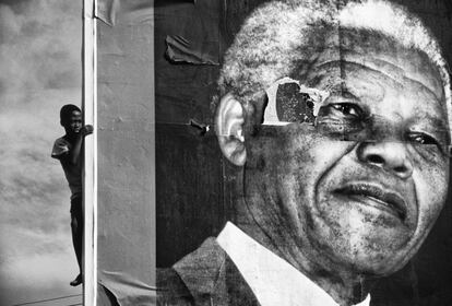 Abril 1994. Un seguidor de Mandela se asoma por uno de sus carteles electorales.