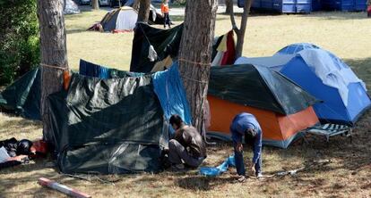 Dos hombres instalan una tienda de campaña en el centro de refugiados de Traiskirchen, Austria, la pasada semana.