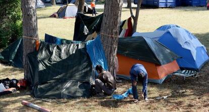 Dos hombres instalan una tienda de campa&ntilde;a en el centro de refugiados de Traiskirchen, Austria, la pasada semana.