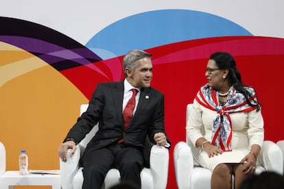 Miguel Ángel Mancera con Rosa Icela Rodríguez, en 2014.