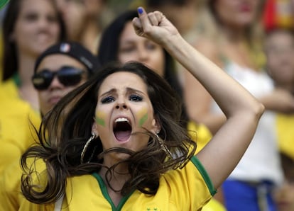 Torcedora brasileira antes do início da partida.