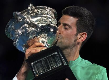 Djokovic besa la copa Norman Brookes Challenge tras su victoria en el Open de Australia.