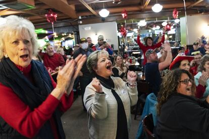 Los partidarios del presidente Donald Trump vitorean mientras ven los resultados de las elecciones en una fiesta en Shelby Township, Michigan.