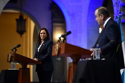 La vicepresidenta Kamala Harris en la conferencia de prensa con el presidente guatemalteco Alejandro Giammattei, en Guatemala.