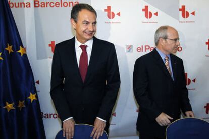 Zapatero y Montilla, durante el coloquio organizado ayer en Barcelona.