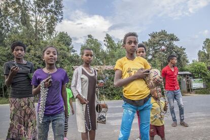 Niños esperan a la salida de los turistas que visitan el centro para venderles algún tipo de recuerdo como collares y objetos de barro decorados con la estrella de David y el León de Judá. La artesanía que realizan en el centro también se vende en el comercio local, pero sus principales clientes son los turistas que llegan para visitar el antiguo asentamiento judío de Wolleka. Los primeros casos de VIH en Etiopía fueron detectados en 1986 y, desde entonces, la enfermedad se ha propagado rápidamente. Según el Programa de las Naciones Unidas para el Desarrollo, se estima que en 2009 había 1,1 millón de etíopes viviendo con el VIH.