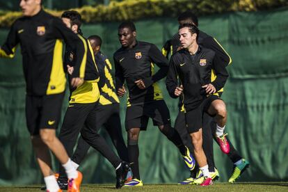 Los jugadores del Barcelona, con Xavi en primer término, durante el entrenamiento del martes.