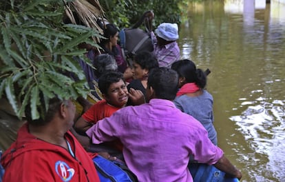 Un niño llora en uno de los botes de rescatadores voluntarios, el 19 de agosto de 2018, en Kerala.
