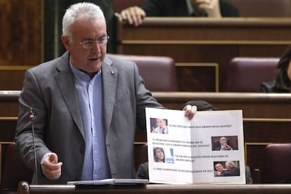 El coordinador general de IU detalló en un papel algunas declaraciones de miembros del PP que chocaban con las medidas tomadas una vez llegados al poder. Rajoy y Montoro se decían partidarios de no abaratar el despido. La reforma laboral lo hace, de ahí el apoyo de IU a la huelga.