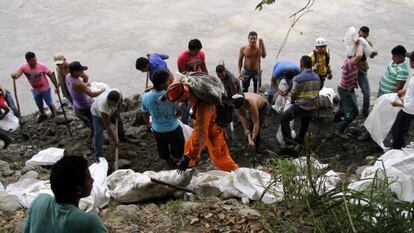 Mineros excavan a la orilla del río Cauca en busca de 15 compañeros.