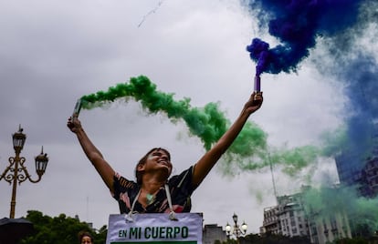 Una mujer participa en una huelga de mujeres para exigir la legalización del aborto, la igualdad de género y el fin de la violencia contra las mujeres, frente a la sede del Congreso en Buenos Aires (Argentina).