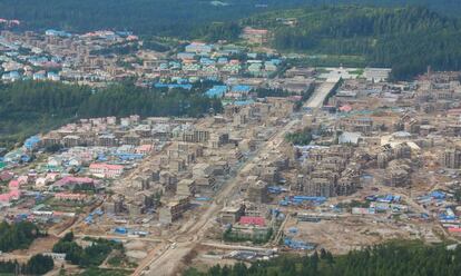 La ciudad completa se ha levantado de la nada en tiempo récord. En la imagen, Samjiyon en plena construcción. Al fondo, el monumento a Kim Jong-il sobre un pedestal.