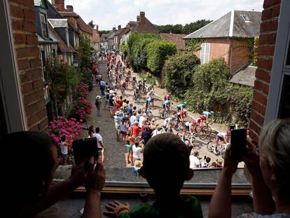 El pelotón del Tour de 2019 atraviesa Amiens.