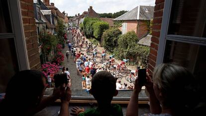 El pelotón del Tour de 2019 atraviesa Amiens.