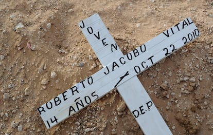 La cruz, a modo de sepultura, en el cementerio de Ciudad Juárez. La familia Vital perdió a dos de sus hijos,  Luis Alberto y Roberto Jacobo en la masacre.