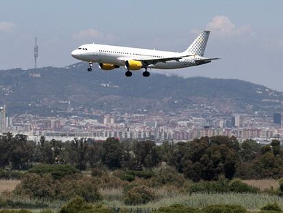 Vista de un avión aterrizando en El Prat desde La Ricarda.