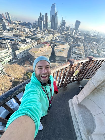 Adrián Rodríguez en lo alto de la catedral de St Paul.