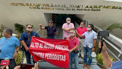 Protesta en contra del hostigamiento a periodistas, a las afueras del congreso de Campeche.