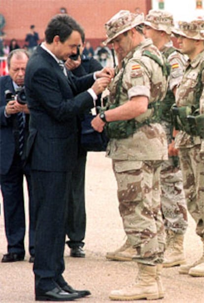 El presidente del Gobierno impone la medalla del mérito al coronel Alberto Asarta, hoy en Mérida.