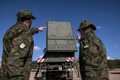 Dos militares ucranianos señalan el radar de una batería Patriot en la base de Marines (Valencia), el 13 de diciembre de 2024. 