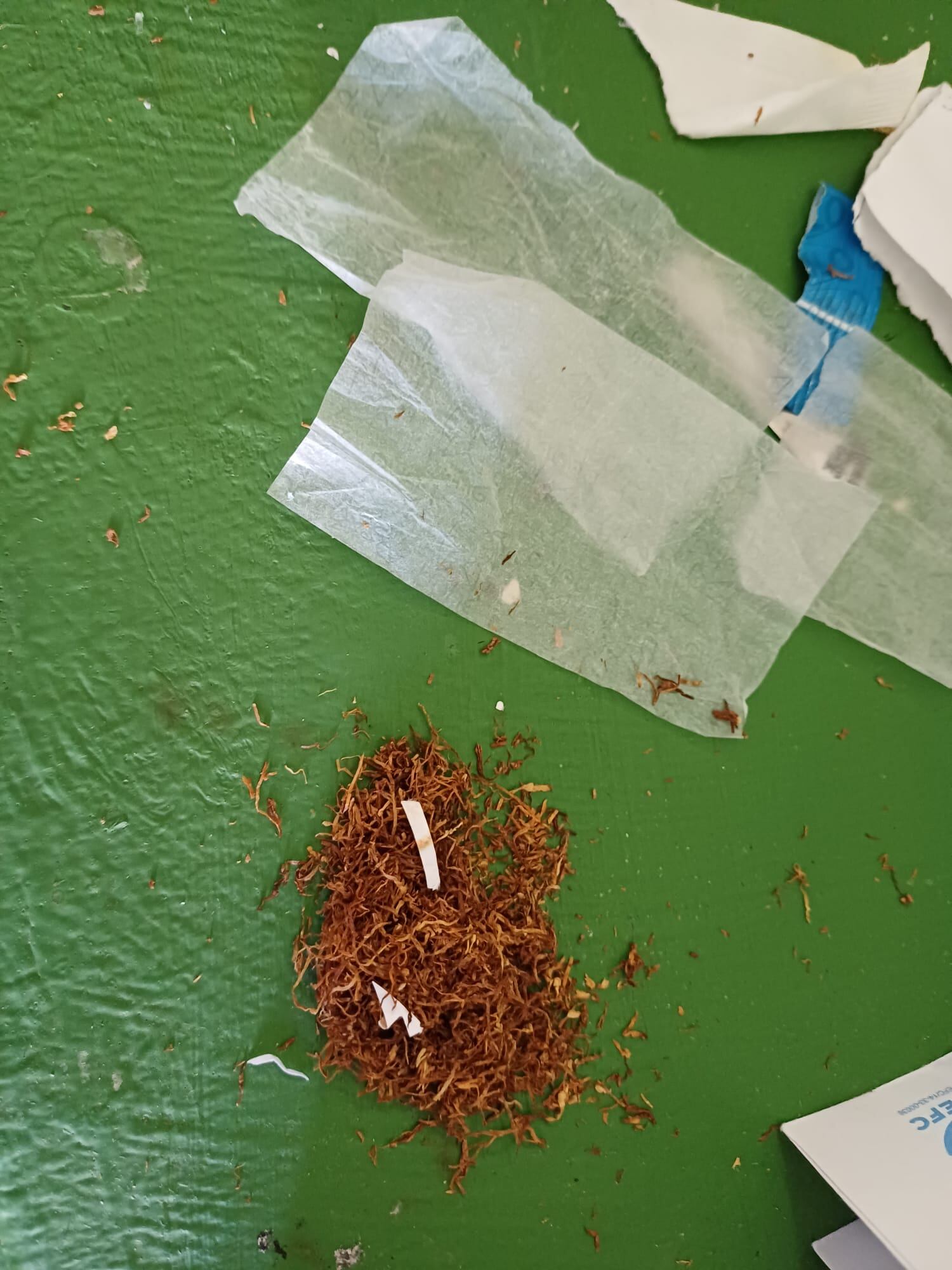 Tabaco de liar mezclado con tiras de papel con supuestos tóxicos en la prisión de Botafuegos (Algeciras)