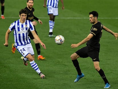 Busquets y Le Normand pugnan por un balón en el Real Sociedad-Barça,