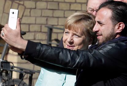 La canciller alemana, Angela Merkel, aseguró que la Oficina Federal de Migración y Refugiados "se toma en serio" las circunstancias de cada uno de los refugiados que llegan a Alemania. En la imagen, Merkel se fotografía junto a un refugiado en Berlín.