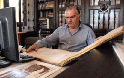 El coleccionista Juan Antonio Fernández Rivero, en su casa en Málaga.