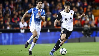 Carlos Soler acelera en presencia de Didac, del Espanyol.