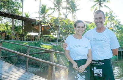El chef español David Peregrina Capó y su esposa, Érica da Silva Santos, en el restaurante Ilha dos Ribeirinhos, en Porto Seguro, una localidad turística en la costa del Estado brasileño de Bahía, en 2023.