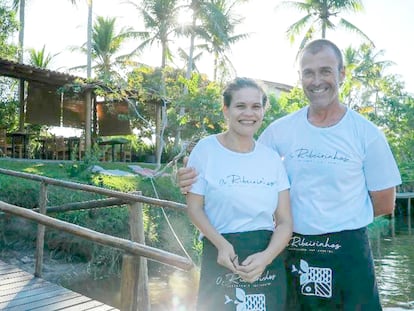 El chef español David Peregrina Capó y su esposa, Érica da Silva Santos, en el restaurante Ilha dos Ribeirinhos, en Porto Seguro, una localidad turística en la costa del Estado brasileño de Bahía, en 2023.