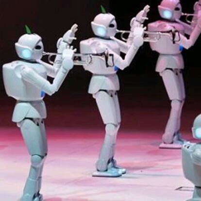 Los androides de la compañía Toyota han sido capacirados para tocar música en una banda. Los robots pueden hacer melodías con las trompetas y los cuernos en el pabellóin de Toyota.