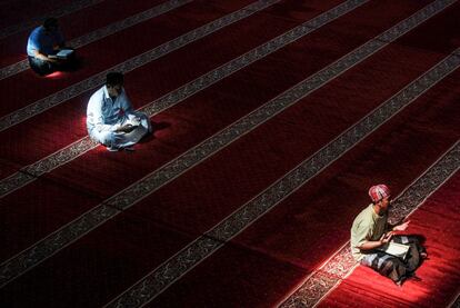 Musulmanes indonesios leen el Corn en una mezquita en Bandung (Indonesia).