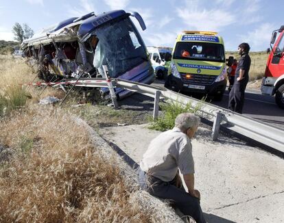 Al menos nueve personas han muerto y varias se encuentran en estado grave tras la salida de vía de un autobús de línea en la N- 403, en Ávila. La mayoría de los fallecidos viajaba en el lado derecho del vehículo.