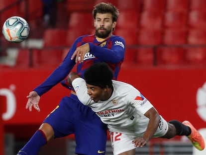 Piqué y Kounde disputan el balón en el duelo del sábado.