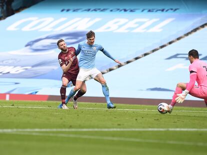 Stuart Dallas anota el 1-2 entre las piernas de Ederson.