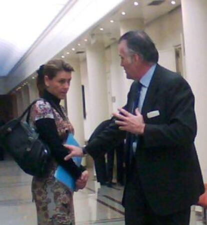 Dolores de Cospedal y Luis Bárcenas conversan en el Senado en marzo de 2009.