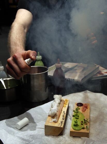 El chef suizo Stefan Wiesner utiliza maderas, bayas y frutos del bosque para su cocina verde.