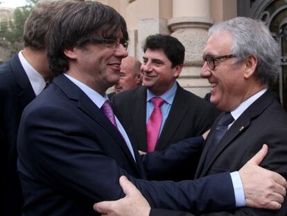 Carles Puigdemont saluda al presidente de la Diputaci&oacute;n de Tarragona, Josep Poblet.