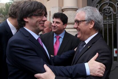 Carles Puigdemont saluda al presidente de la Diputaci&oacute;n de Tarragona, Josep Poblet.