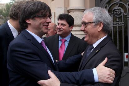 Carles Puigdemont saluda el president de la Diputació de Tarragona, Josep Poblet.