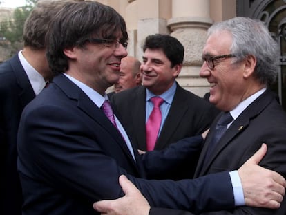 Carles Puigdemont saluda el president de la Diputació de Tarragona, Josep Poblet.