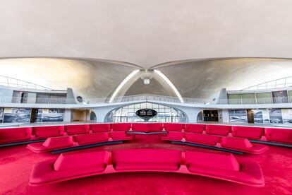 El Gerber Group, propietario de 11 bares de cócteles en Nueva York, Atlanta y Santiago de Chile, gestionara The Sunken Lounge, el bar principal del hotel TWA, ubicado en la antigua sala de espera y mirador de la terminal. El mismo lugar donde, en 1965, una multitud de fans se agolpó para ver la llegada de los Beatles a Estados Unidos.