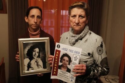 María del Carmen Toscano (derecha) y Marta Donoso Toscano, sostienen fotos de la fallecida.