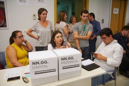 Imagen de las urnas de Nuevas Generaciones durante la jornada electoral en la sede del PP de Andalucía.