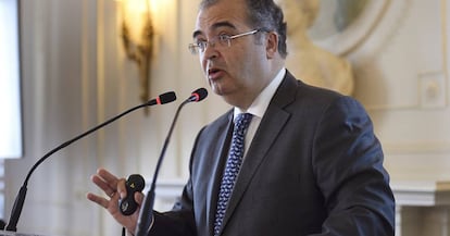 El presidente del Popular, Ángel Ron, durante una intervención, este verano.