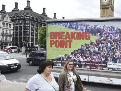 Peatones caminan junto a un cartel de la campa&ntilde;a del Partido de la Independencia del Reino Unido (UKIP) a favor del Brexit en Londres (Reino Unido).