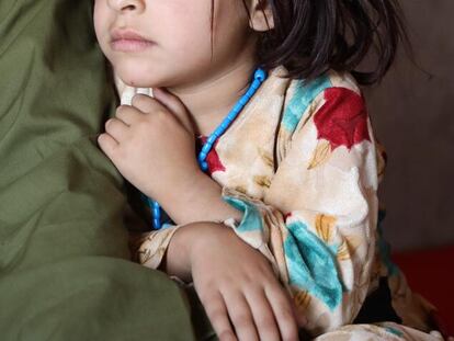 Maryam está sentada al lado de su padre, en un campo de desplazados internos en la ciudad de Herat. Su progenitor la ha vendido a un comerciante para poder saldar deudas y alimentar al resto de sus hijos.