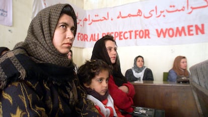 Mujeres afganas que se gradúan por primera vez como trabajadoras sanitarias de la Cruz Roja, en Kabul, Afganistán, en febrero de 2002.