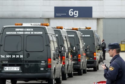 Varios furgones funerarios cargados con cadáveres del atentado llegaban al IFEMA el 11-M.  